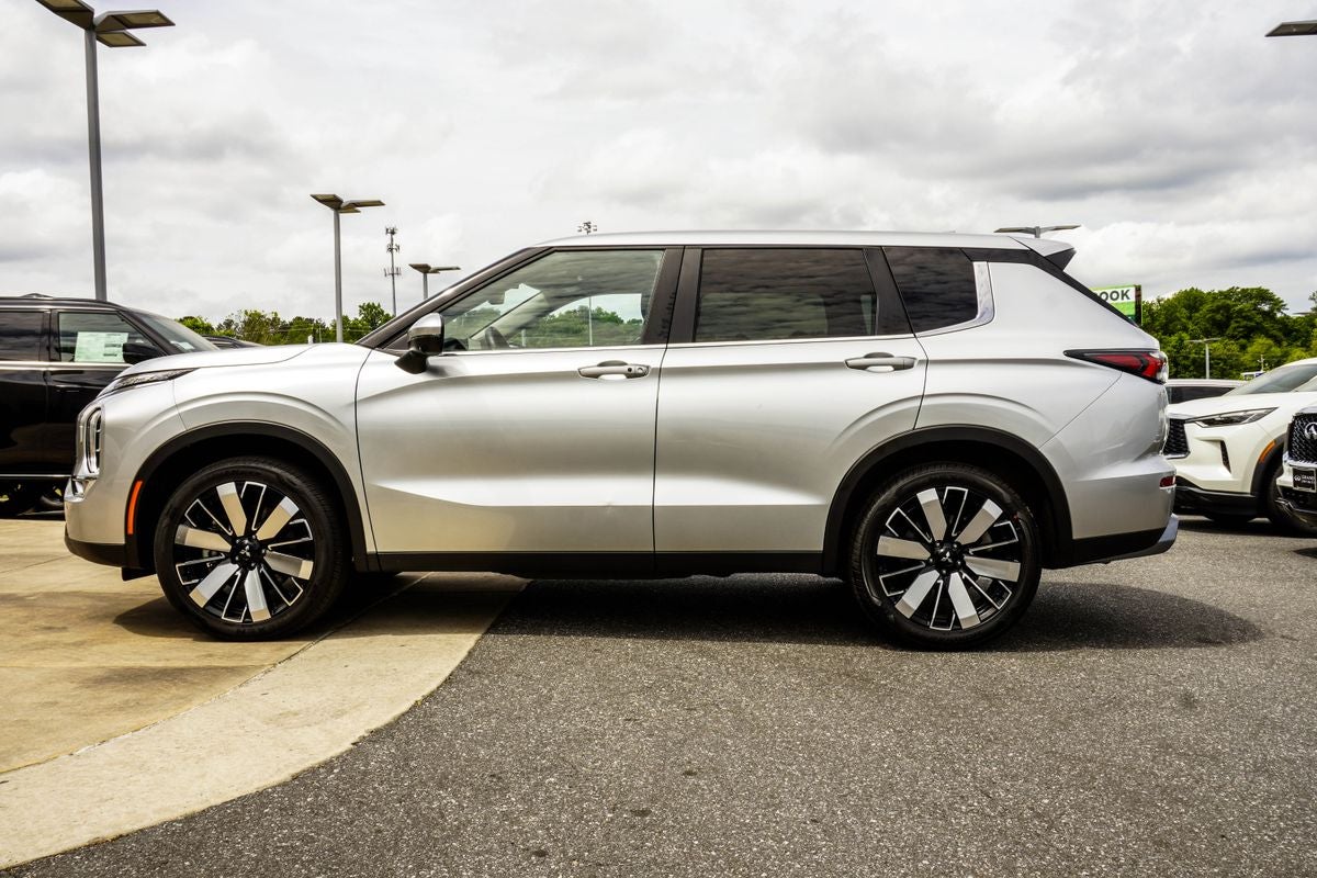 2025 Mitsubishi Outlander SE