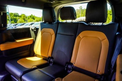 2023 Land Rover Defender 130 X-Dynamic SE