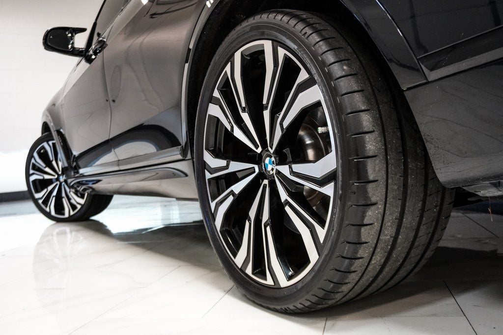 2023 BMW X7 M60i