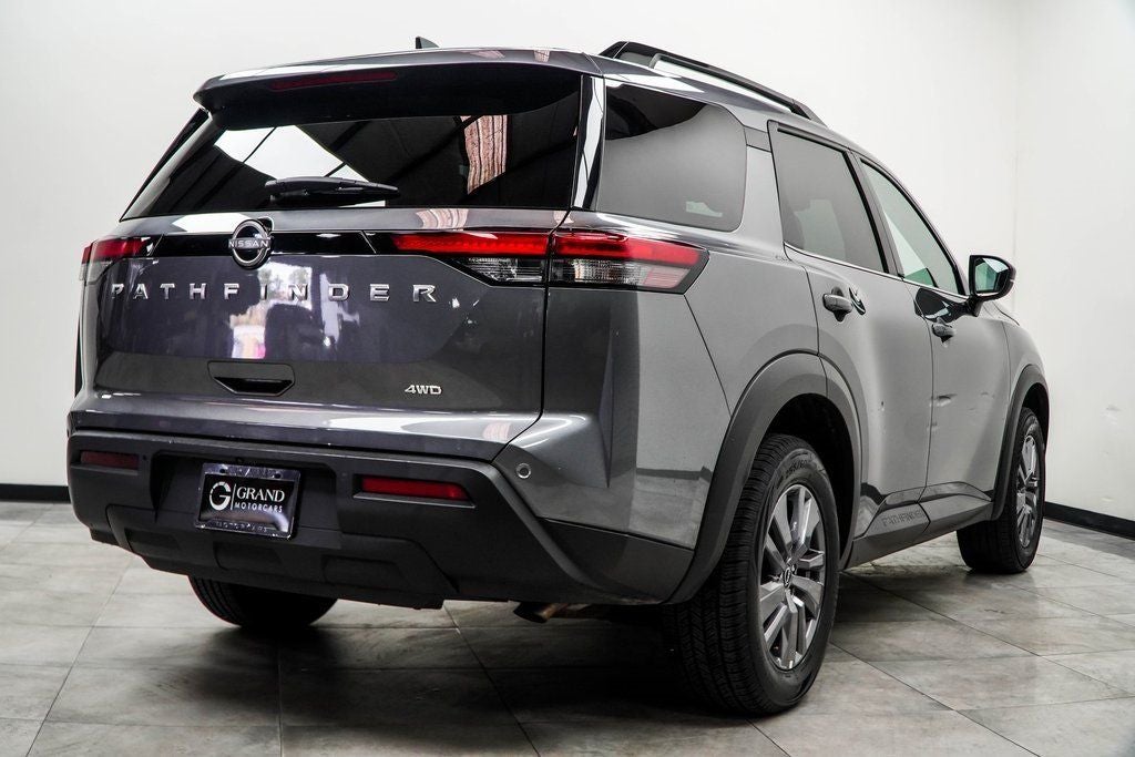 2025 Nissan Pathfinder SV