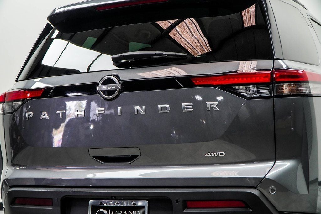2025 Nissan Pathfinder SV