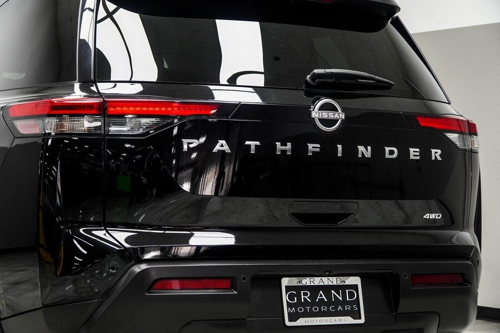 2025 Nissan Pathfinder SV