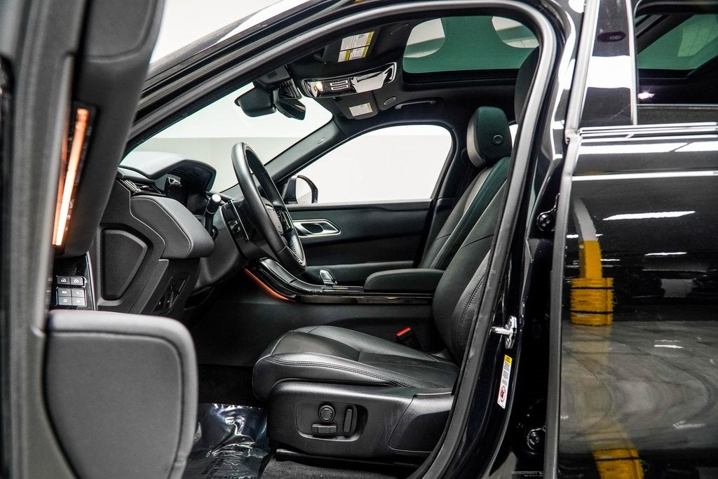 2025 Land Rover Range Rover Velar Dynamic SE