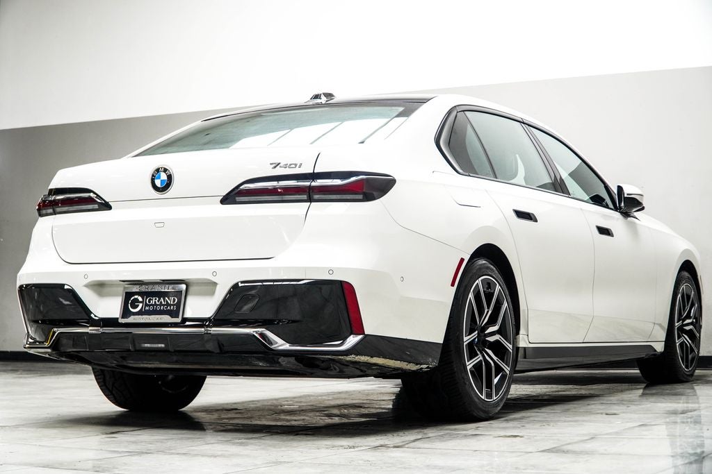 2025 BMW 7 Series 740i
