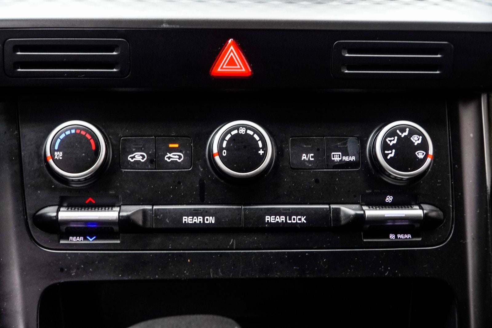 2023 Kia Carnival LX
