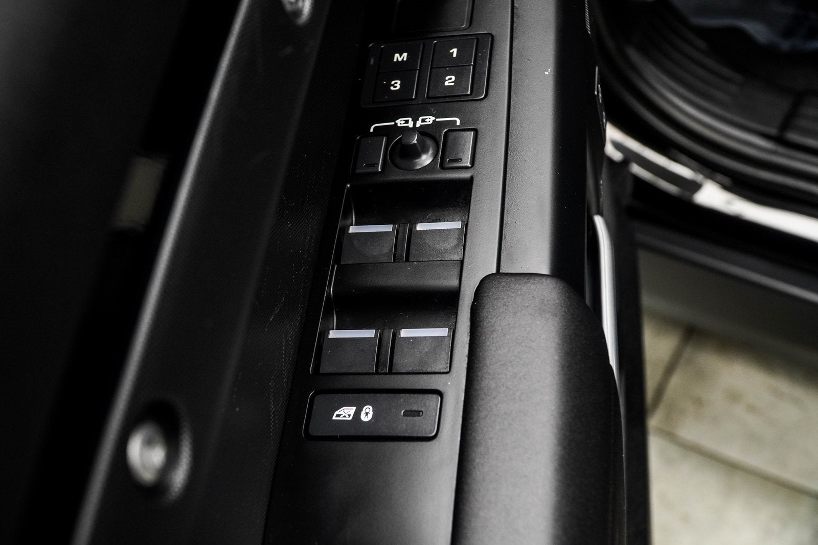 2025 Land Rover Defender 110 S