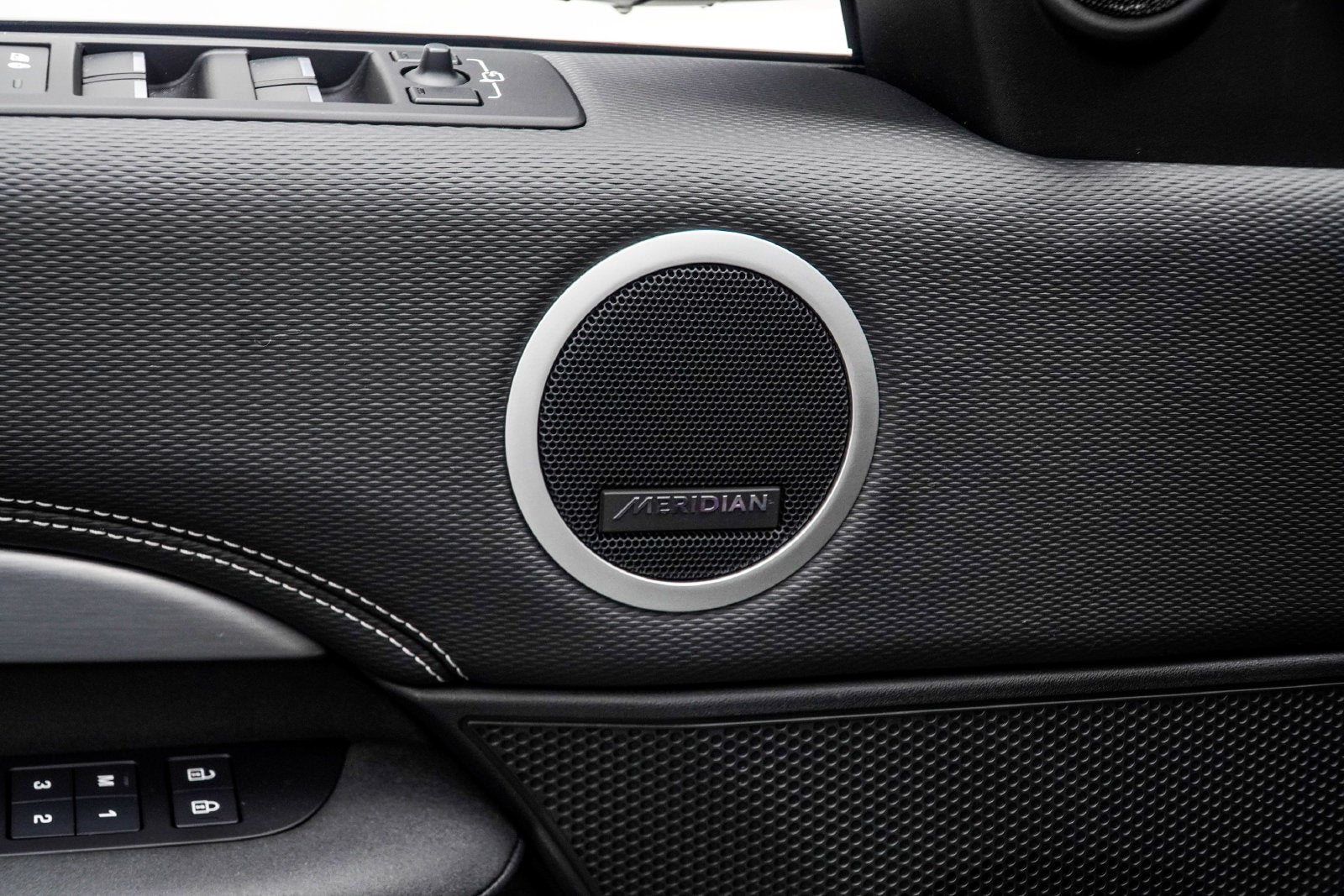 2024 Land Rover Discovery Dynamic SE