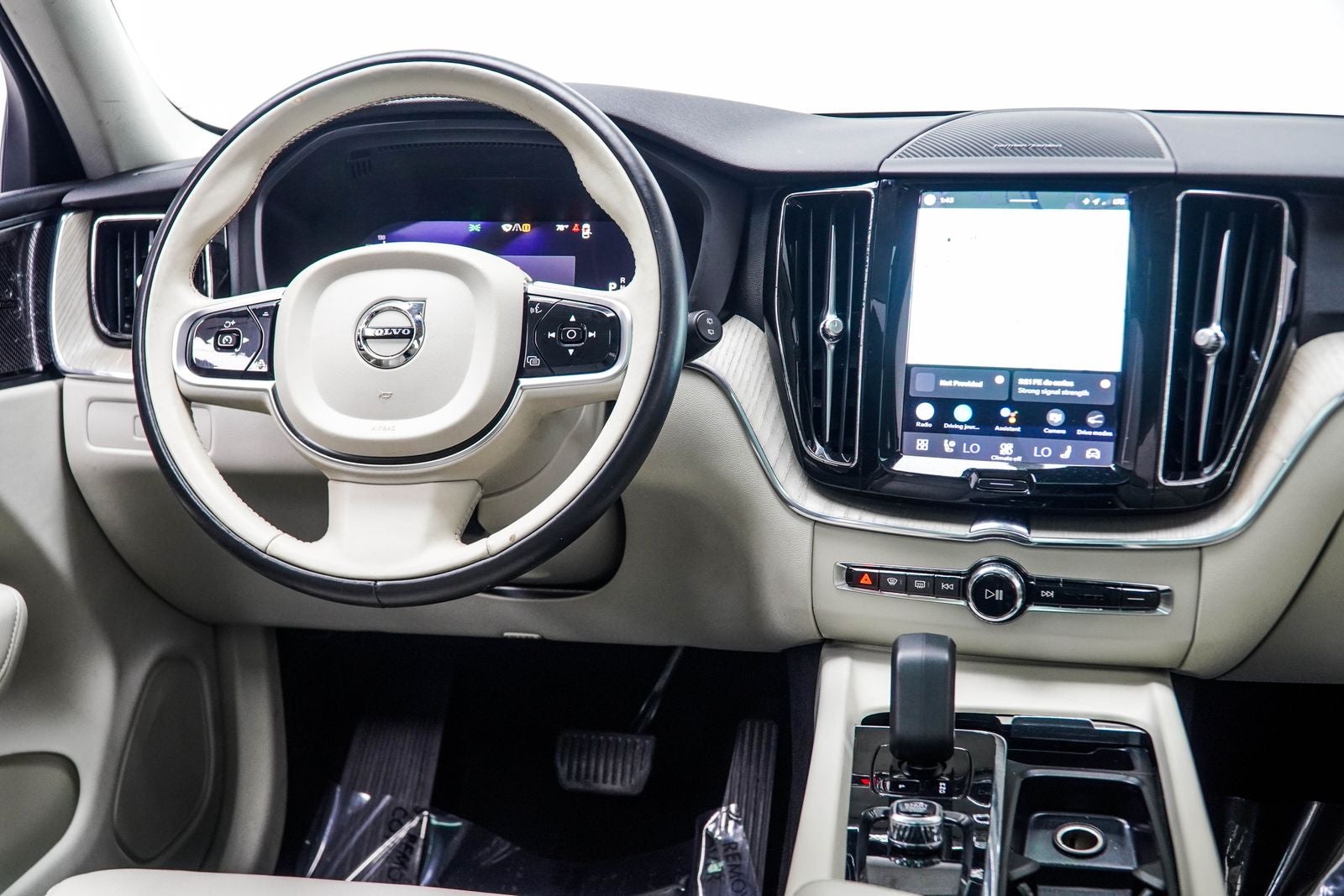 2023 Volvo XC60 B5 Plus Bright Theme