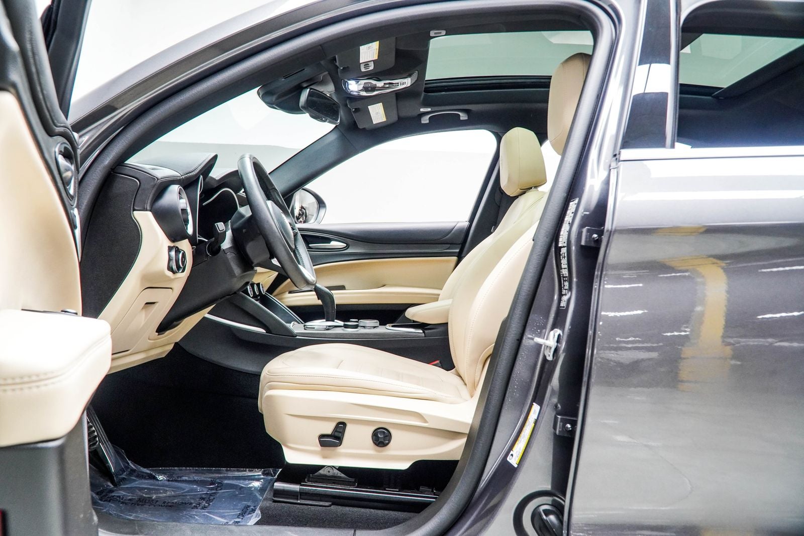 2023 Alfa Romeo Stelvio Base