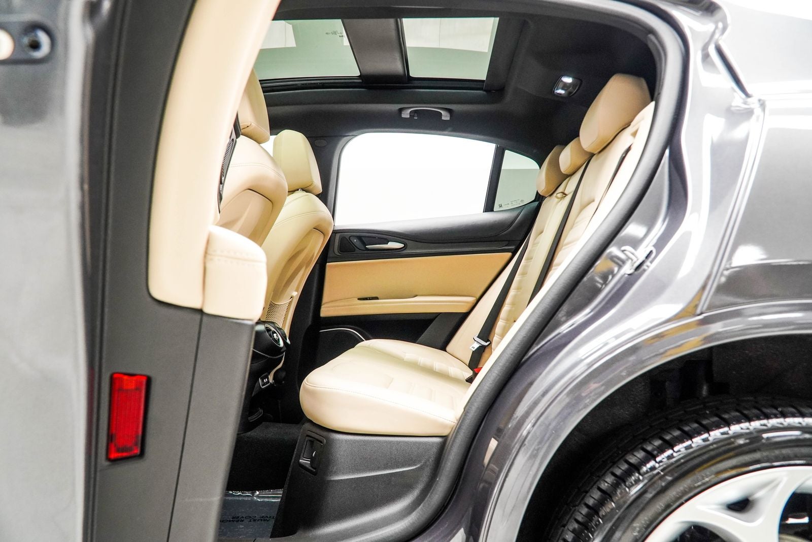 2023 Alfa Romeo Stelvio Base