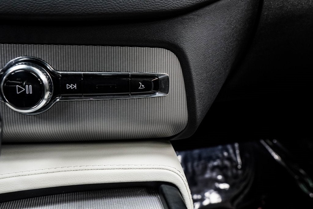 2021 Volvo XC90 T6 R-Design